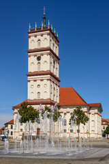 Neustrelitz: Brunnen auf dem Marktplatz vor der Stadtkirche