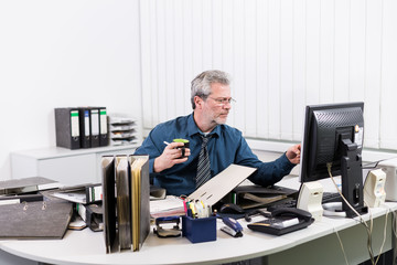 Arbeitsdruck am Schreibtisch mit Überlastung