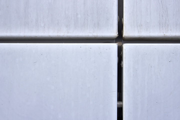 Connection between aluminum panels ventilated facade