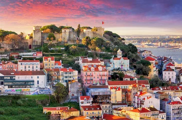 Deurstickers Centraal Europa De skyline van Lissabon, Portugal met het kasteel van Sao Jorge