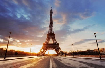 Fotobehang Parijs - Eiffeltoren bij zonsopgang. © TTstudio