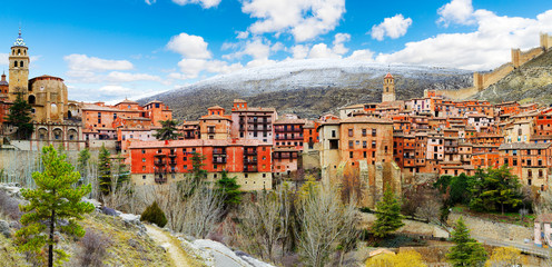 Obraz premium Paisaje pintoresco de la aldea. Concepto de viajes y destinos. Paisaje pueblo de España. Albarracin