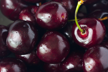 Close up fresh cherries in bowl on table