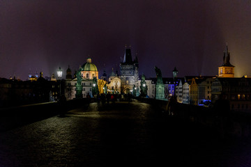 Prager Karlsbrücke bei Nacht 