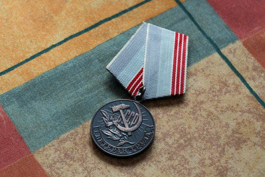 Medal with the inscription "USSR, veteran labor" on the table