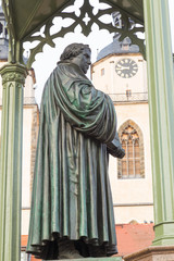 Lutherdenkmal mit Uhr