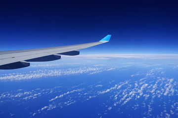 Fototapeta na wymiar avion ciel bleu et nuages