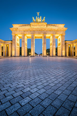 Fototapeta premium Brama Brandenburska w półmroku, Berlin, Niemcy