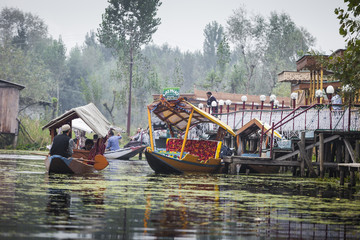 Obraz premium Lifestyle in Dal lake, local people use 'Shikara', a small boat for transportation in the lake of Srinagar, Jammu and Kashmir state, India.