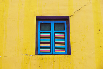 Fototapeta premium painted shutters window