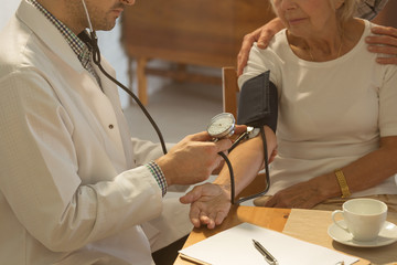 Obraz na płótnie Canvas Older woman and hypertension