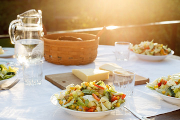 Abendessen mit Salat im letzten Sonnenschein auf der Terrasse