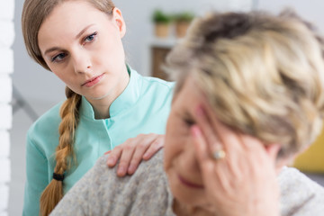 Nurse consoling senior woman © Photographee.eu