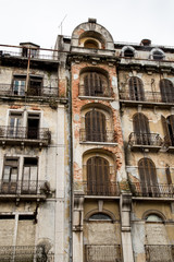 Fototapeta na wymiar Alte Hausfassade mit Balkone im starken Verfall in Lissabon