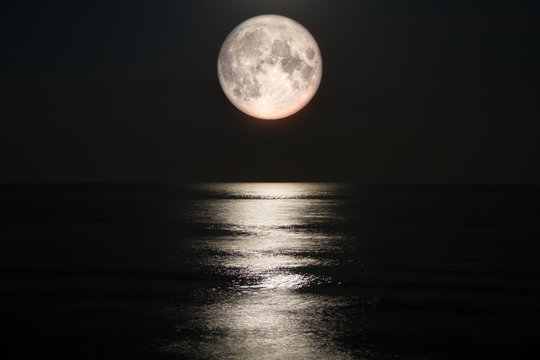 Full moon on sea © SCHMaster