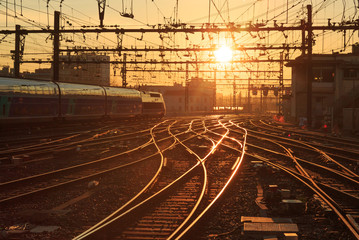 Naklejka premium Pociąg, TGV, odjeżdża ze stacji Perrache w Lyonie we Francji podczas wschodu słońca.
