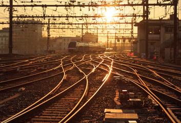 Naklejka premium Wschód słońca nad torami kolejowymi na stacji Perrache w Lyonie we Francji.