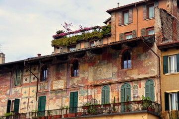 Wundervoll bemaltes Haus auf der Piazza delle Erbe