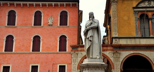 Dante-Skulptur auf der Piazza delle Erbe