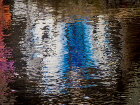 Graffities spiegeln sich im Wasser