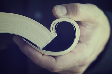 Mano sujetando un libro