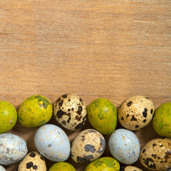 Bunte Eier auf Holzhintergrund