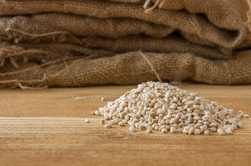 kasza pęczak, ziarna na drewnianym blacie kuchennym © Krzysztof Matloch