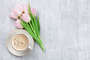 Obraz na płótnie Canvas Pink tulips and coffee cup