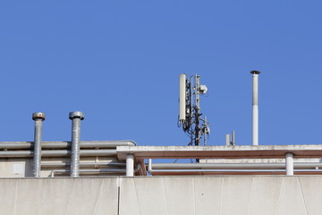 Mobile antenna in the roof of a building