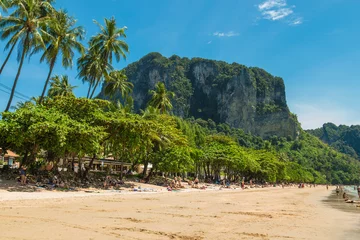 Crédence de cuisine en verre imprimé Railay Beach, Krabi, Thaïlande AO NANG, THAILAND, FEBRUARY 9, 2017: Tourists enjoying Ao Nang beach surrounded by awesome cliffs in Krabi province, Thailand