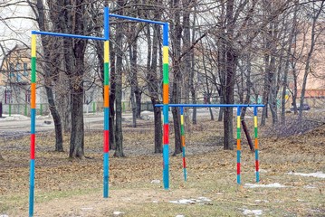 Fototapeta premium Турники и брусья на спортивной уличной площадке