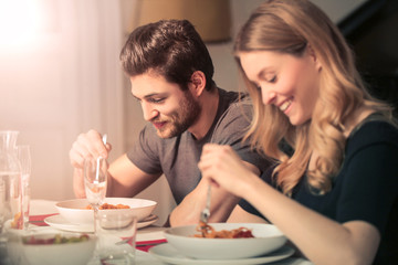 Obraz na płótnie Canvas Cute couple eating dinner