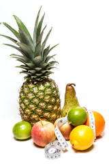 verschiedene Früchte mit Bandmaß