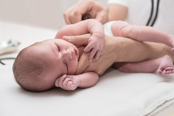 Neugeborenes beim Kinderarzt - obrazy, fototapety, plakaty
