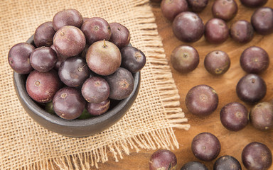 Obraz premium Berry Jaboticaba on wooden table (Plinia cauliflora)
