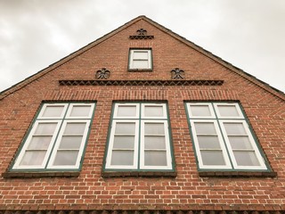 Alte Landhausfassade mit Fenstern