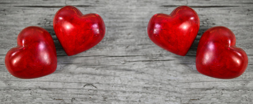 rote Herzen auf einem Holzuntergrund - Muttertag - Valentinstag