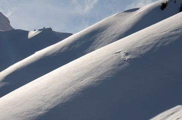 Licht und Schatten im Schnee