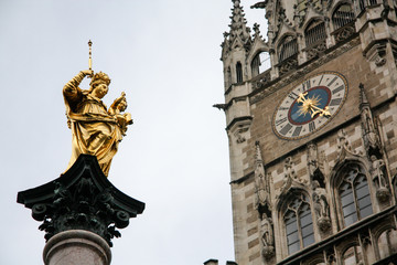 Fototapeta na wymiar gold statue and tower in city center Munich