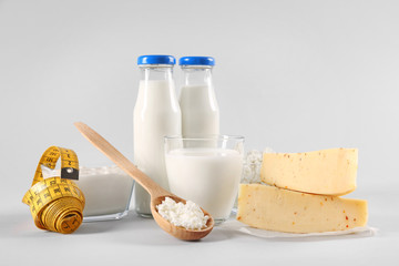 Différents produits laitiers sur fond clair