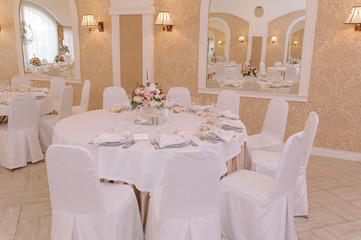 Guest tables with bouquet in rich decorated wedding banquet room