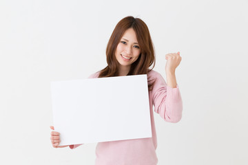 Naklejka premium ホワイトボードを持つ女性 笑顔