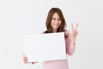 Naklejka premium ホワイトボードを持つ女性 笑顔
