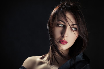 Naklejka premium sensual woman with bare shoulders on black background