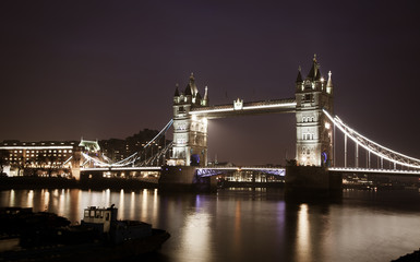 Fototapeta na wymiar the iconic Tower Bridge of London lit up at night over the River Thames