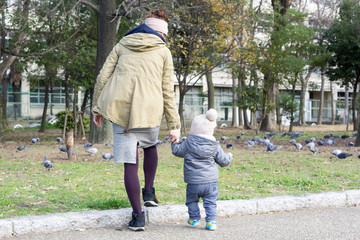 親子　遊ぶ　後ろ姿
