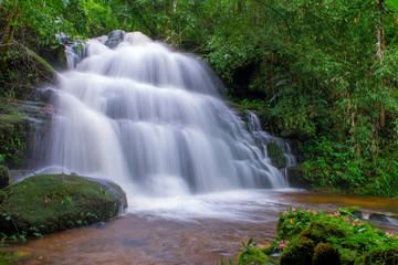 Fototapeta premium piękny wodospad w lesie deszczowym w phu tub berk mountain phetchabun, Tajlandia (wodospady Mun Dang)