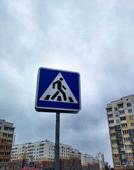 Obraz premium Pedestrian crossing road sign