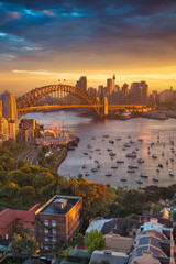 Sydney. Stadsbeeld van Sydney, Australië met Harbour Bridge en de skyline van Sydney tijdens zonsondergang.