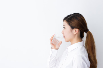 水を飲む若い女性